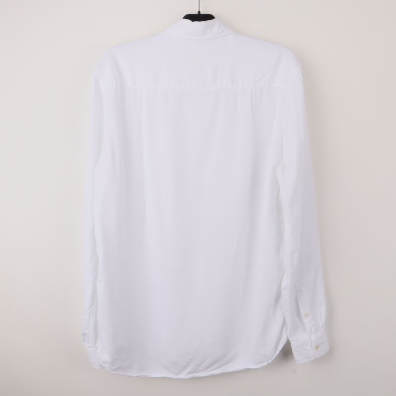 Baksidan av vit långärmad skjorta