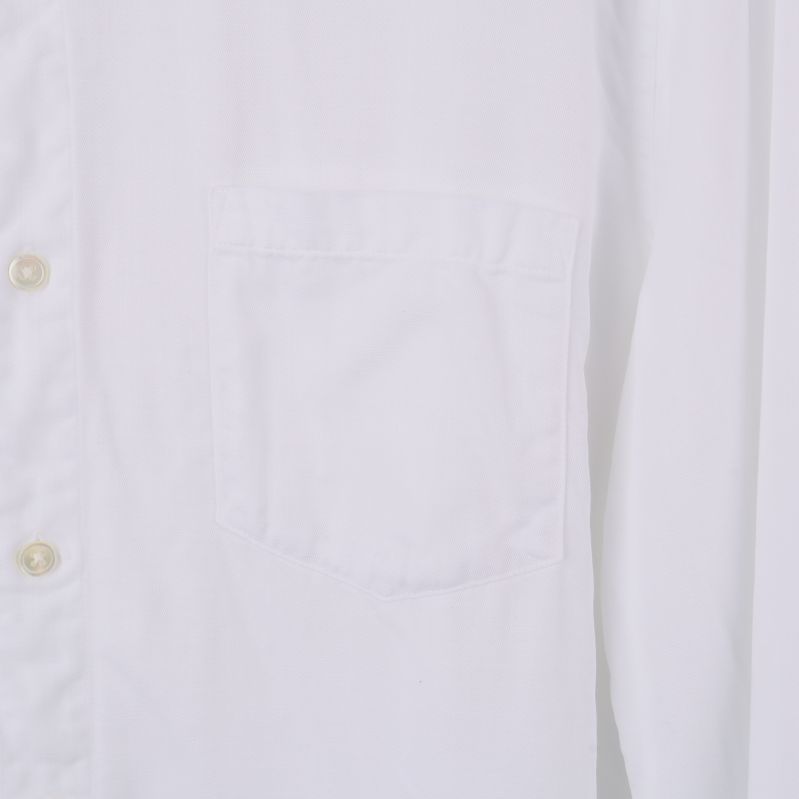 Bröstficka på vit skjorta i närbild