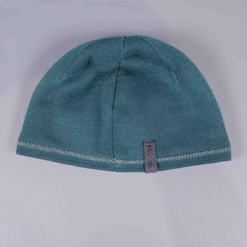 Baksidan av grönblå stickad mössa med Marmot-logga på etikett