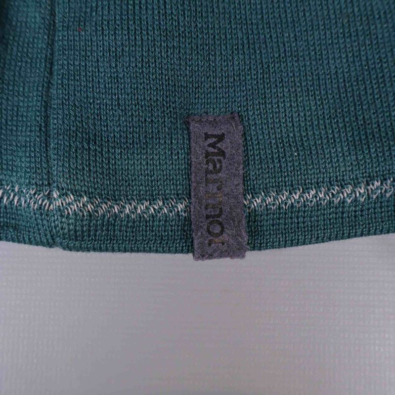 Detaljbild på Marmot-logga i tyg fastsydd på kanten