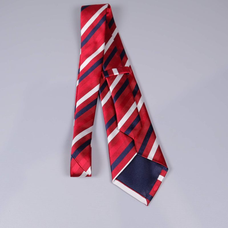 Randig slips fotad bakifrån och vikt över