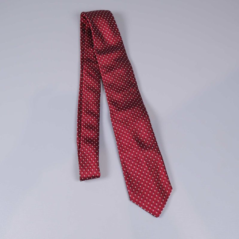 Vinröd slips med små vita och svarta mönster