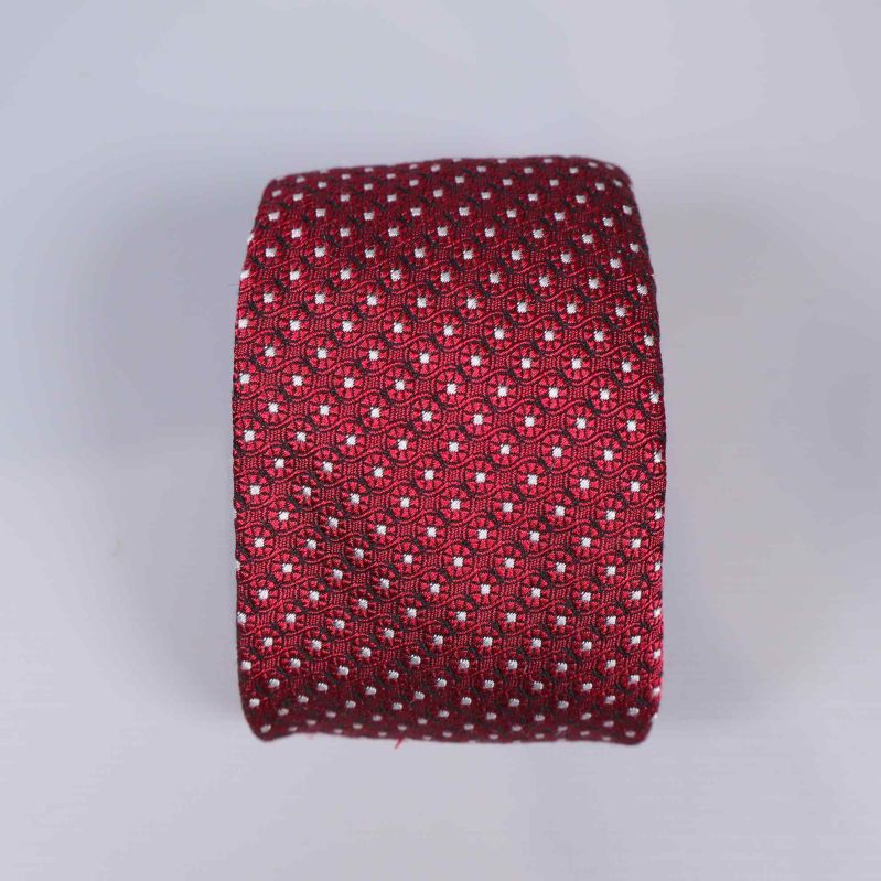 Vinröd slips sedd rakt framifrån i rullad form