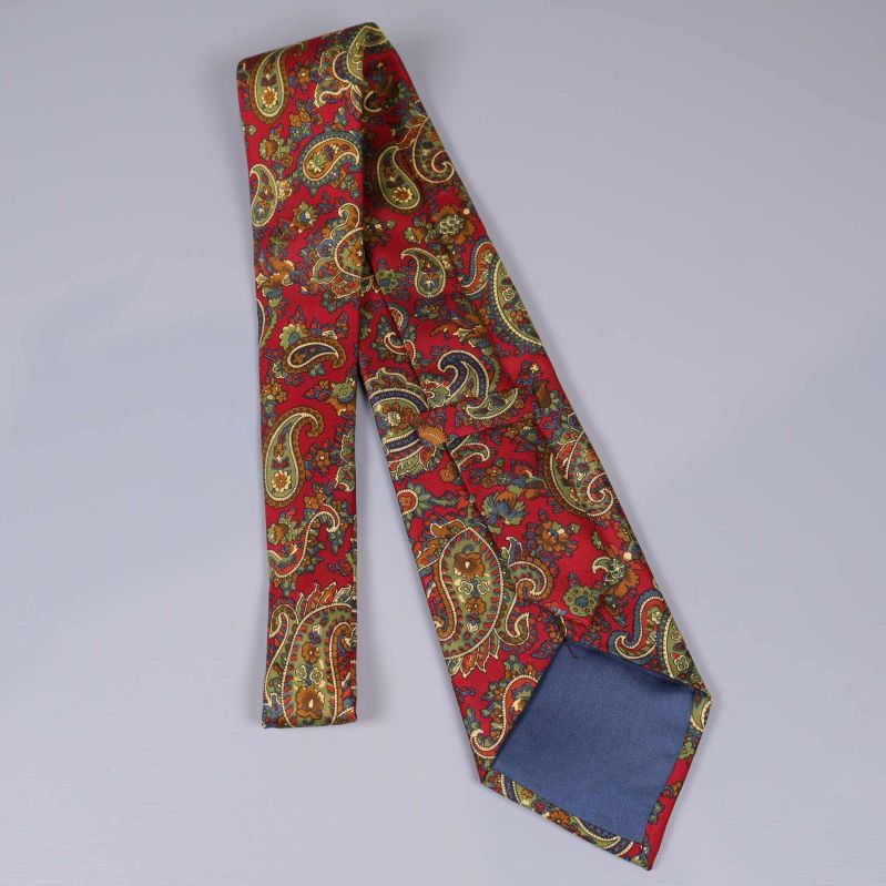 Slipsens baksida med blått foder synligt