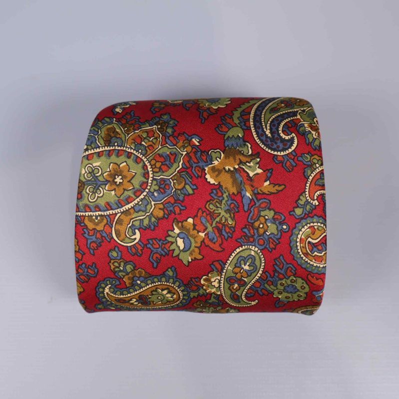 Rullad paisleymönstrad slips i rött och gult