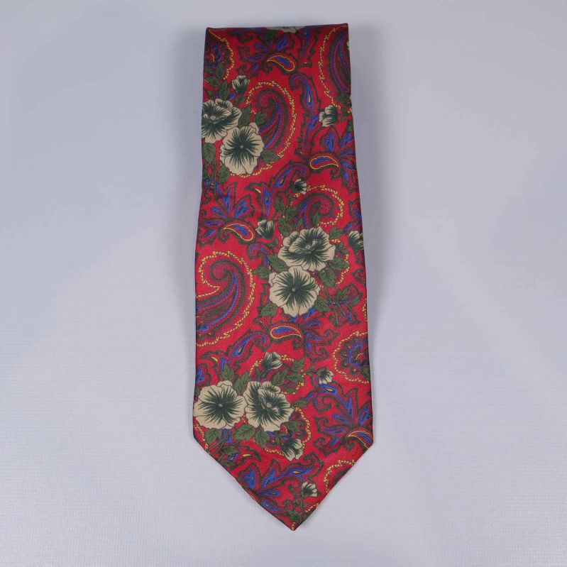 Framsidan av slips med rött paisleymönster och gröna blommor
