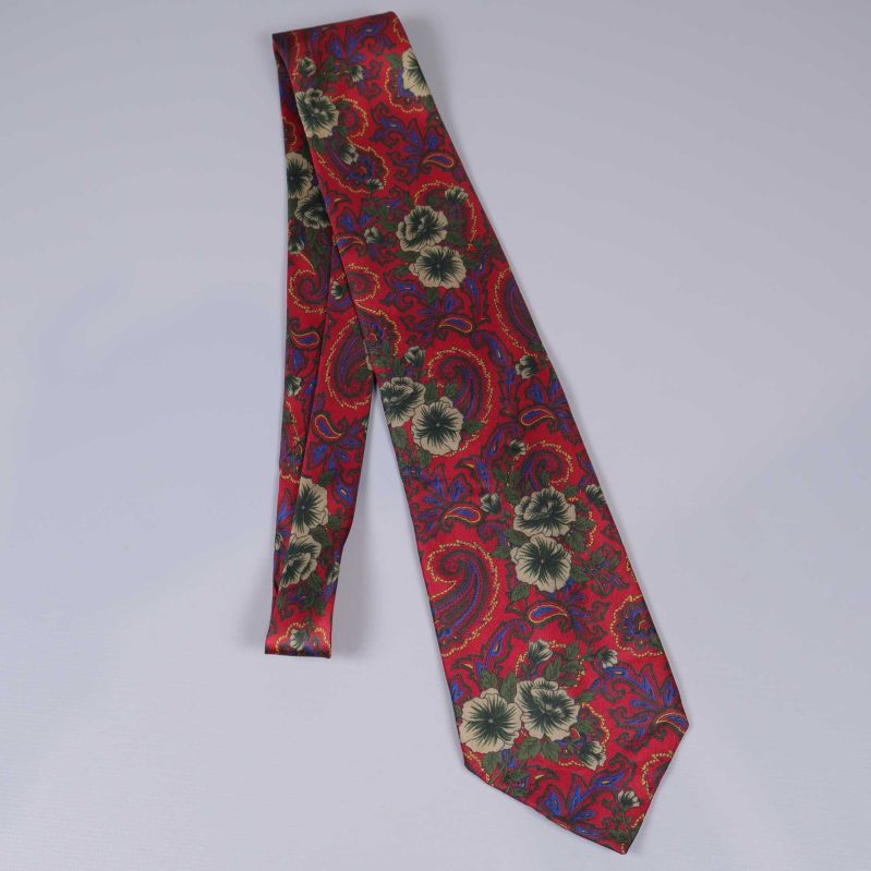 Helbild på paisleymönstrad siden slips med blommor