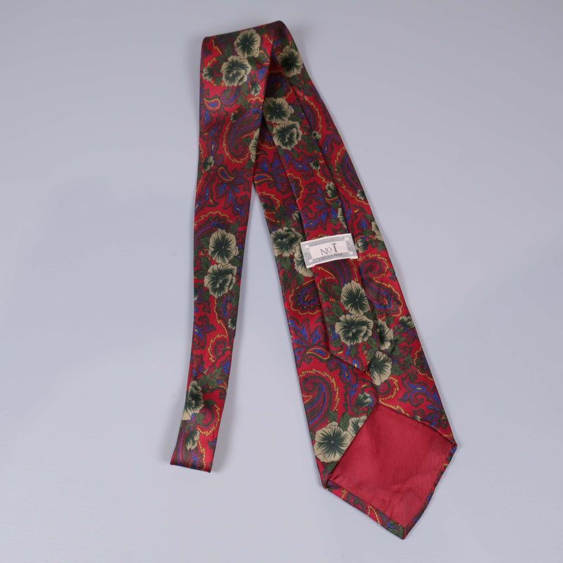 Baksidan av slips med röd insida och märkning