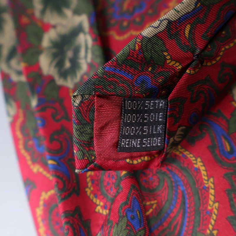 Materialetikett med text 100% siden på slips