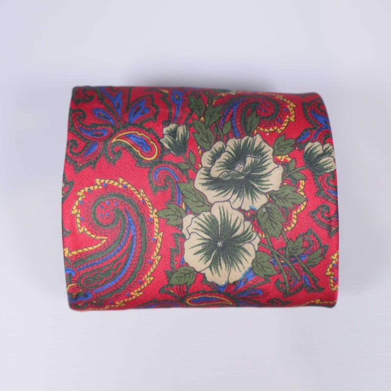 Smal rullad slips med paisley och blommigt mönster