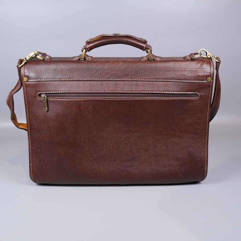 Baksidan av brun portfölj med dragkedja