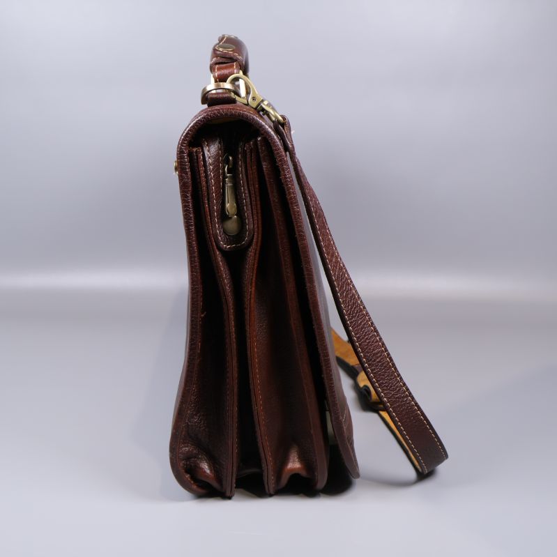 Portföljens sida med djup och struktur i lädret