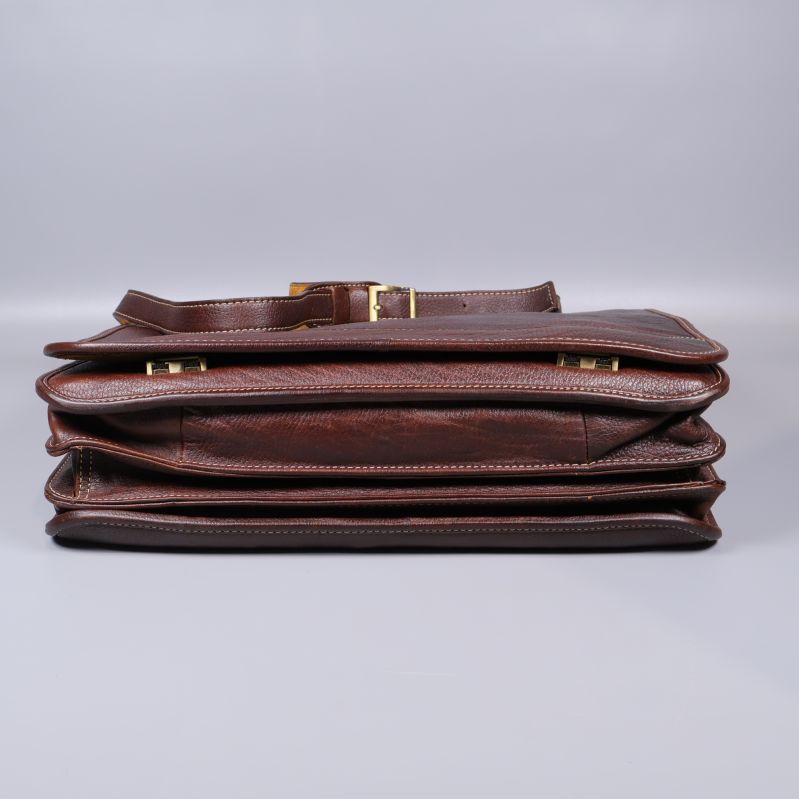 Undersidan av portfölj med tre separata sektioner