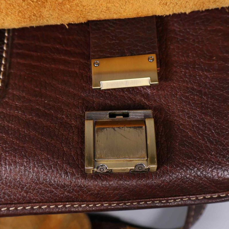 Närbild på stängningsspänne i mässing