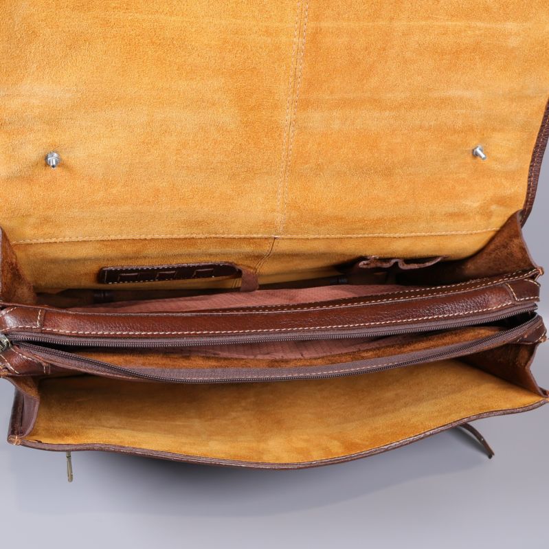 Insidan av portföljen med ljust foder och flera fack