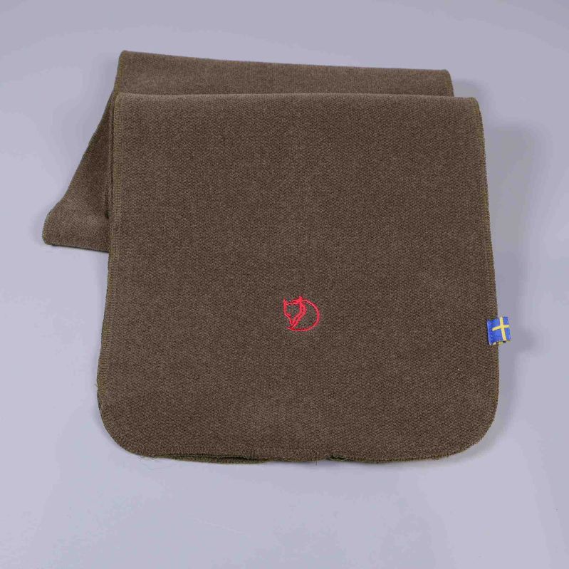 Grön fleecescarf vikt med röd broderad logo och svensk flagga