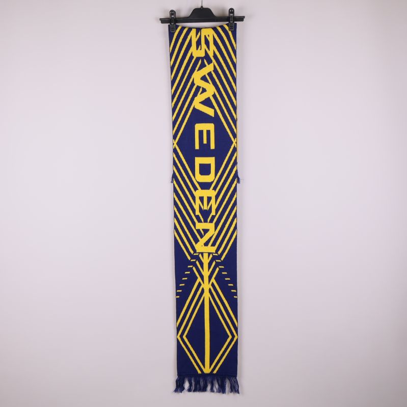 Blå och gul halsduk med SWEDEN-tryck hängande