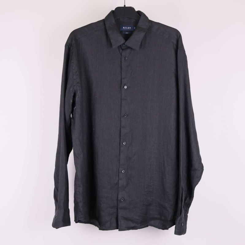 Svart långärmad skjorta på galge, rak passform