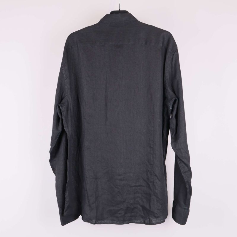 Baksidan av svart skjorta i linnetyg på galge