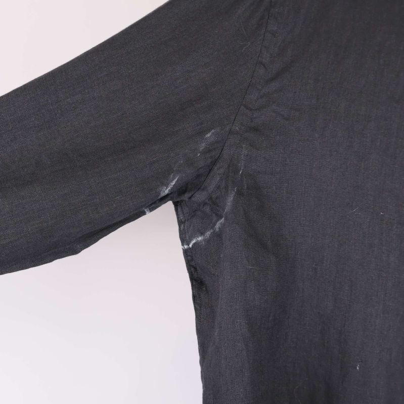 Missfärgning synlig vid ärmveck på svart skjorta