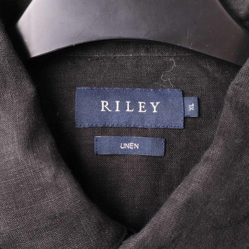 Närbild på etiketten i nacken med texten RILEY LINEN