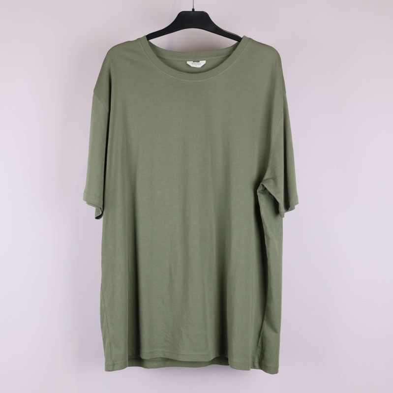 Grön oversized t-shirt på galge framifrån