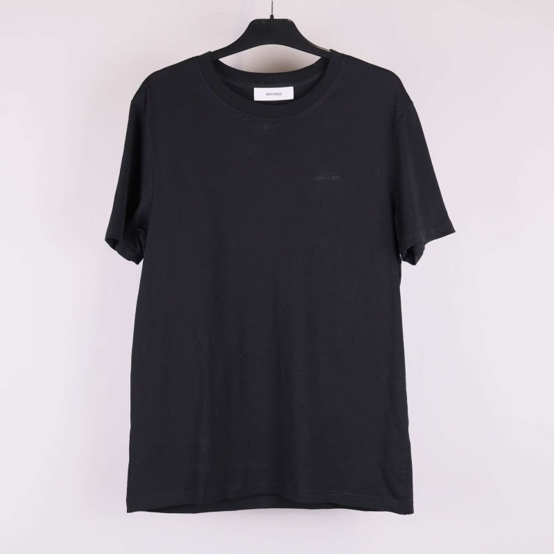 Svart t-shirt på galge med rund hals och kort ärm