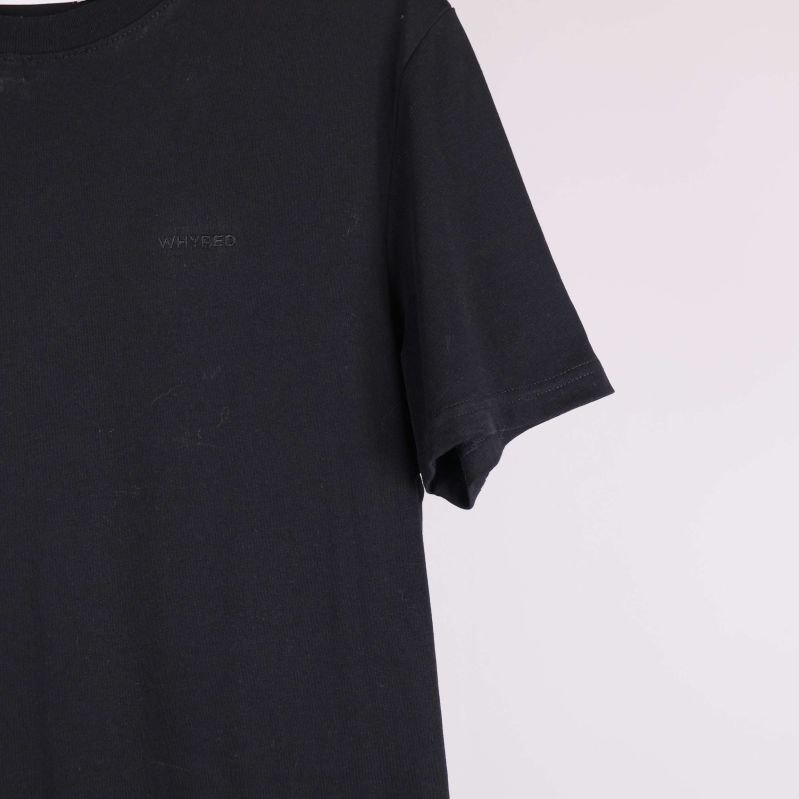 Närbild på högra ärmen och sidan av svart t-shirt