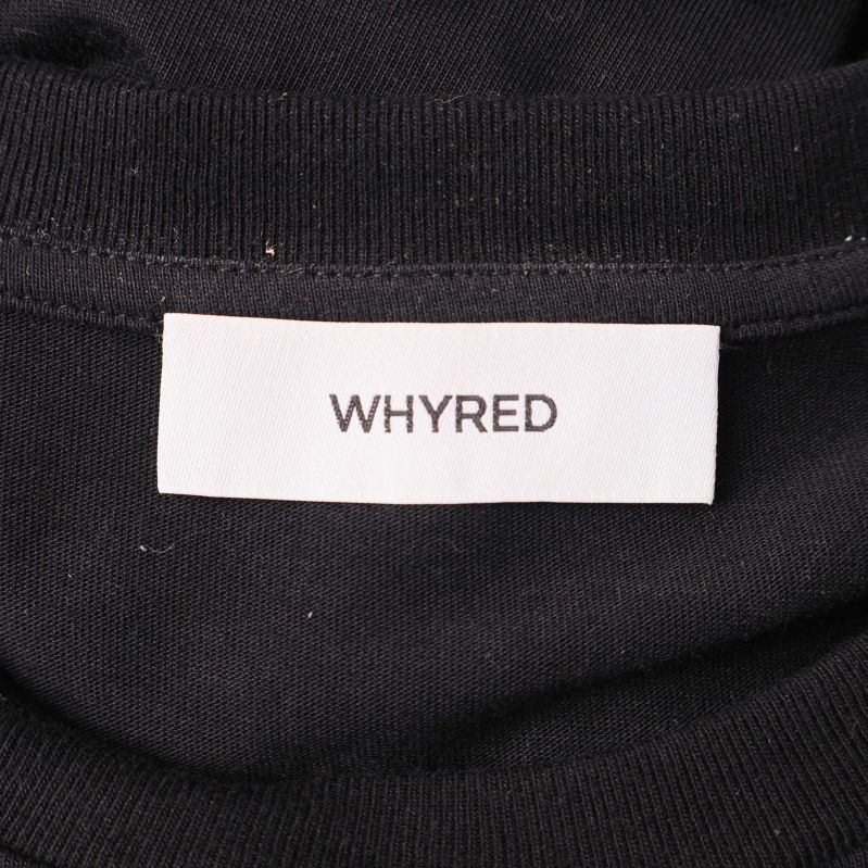 Närbild på Whyred-loggan i nacken på en vit etikett