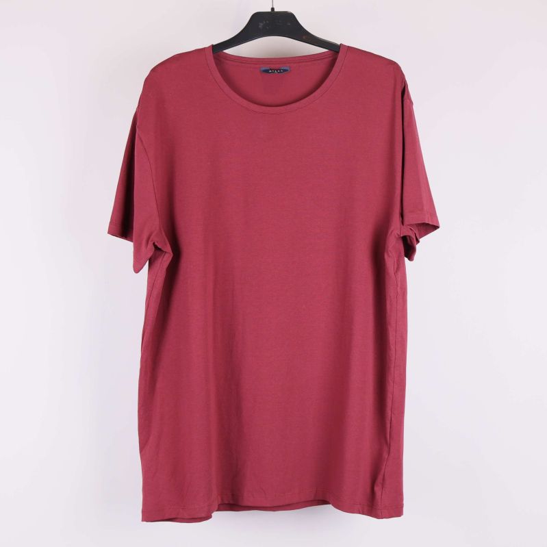 Röd t-shirt framtill med rund hals och kort ärm
