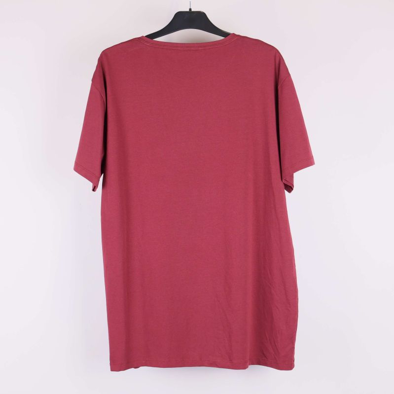 Röd t-shirt bakifrån visar enkel design