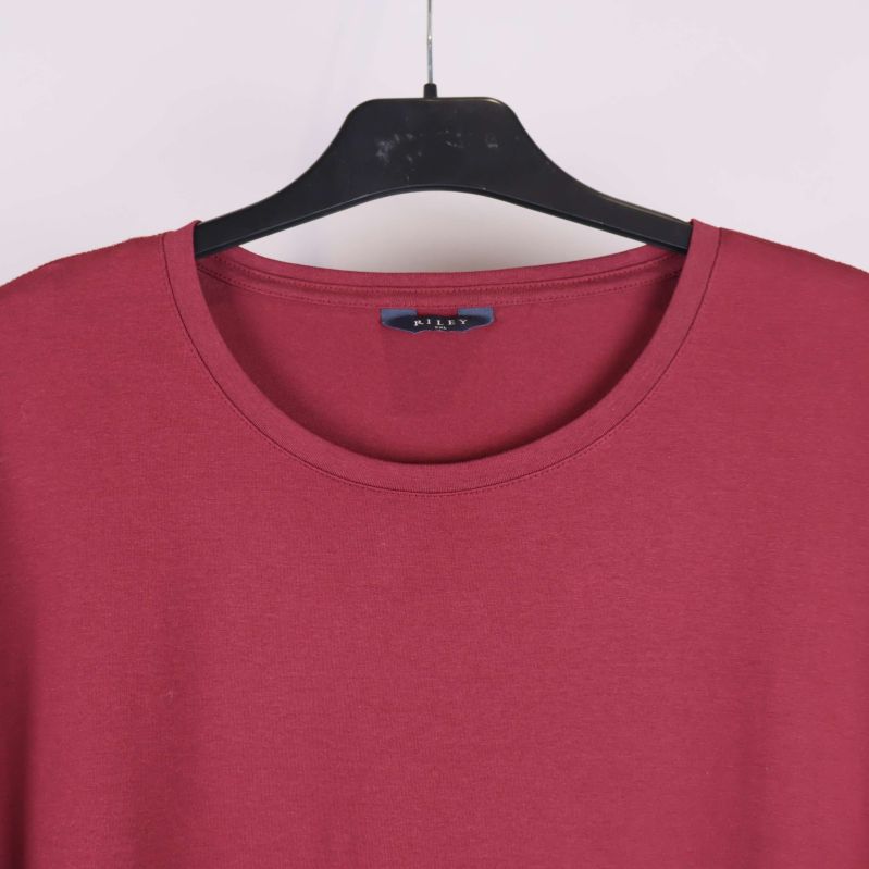 Närbild på halsringning av röd t-shirt