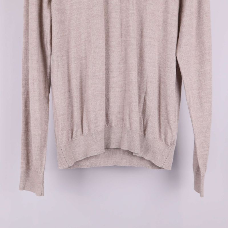 Närbild på nederkant med ribbad mudd på ulltröja