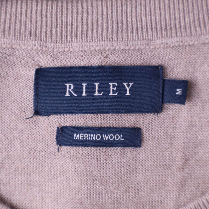 Närbild på mörkblå Riley-märke och märkning merinoull