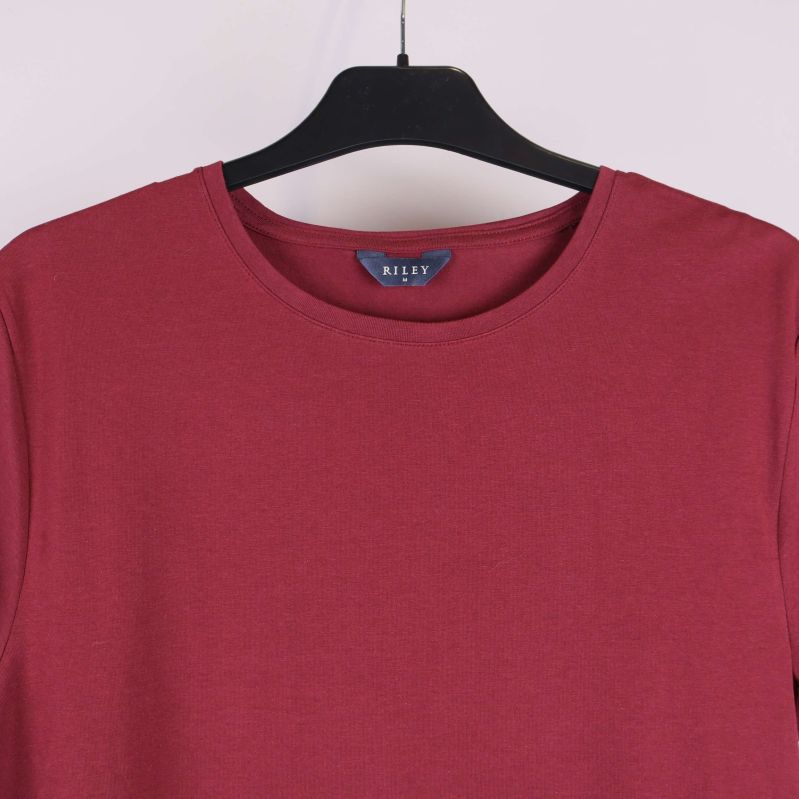 T-shirtens halsringning och axelparti i närbild