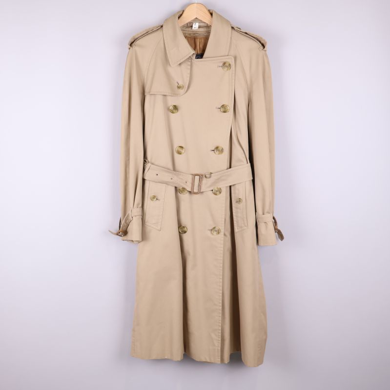 Beige trenchcoat med bälte och dubbla knapprader framifrån