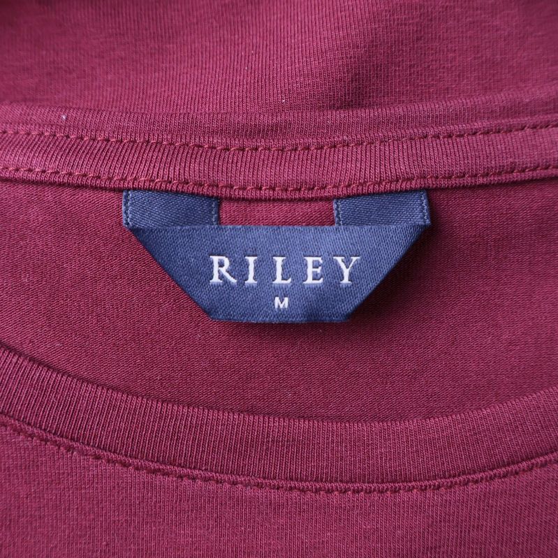 Närbild på Riley-märket och storlekslapp i nacken