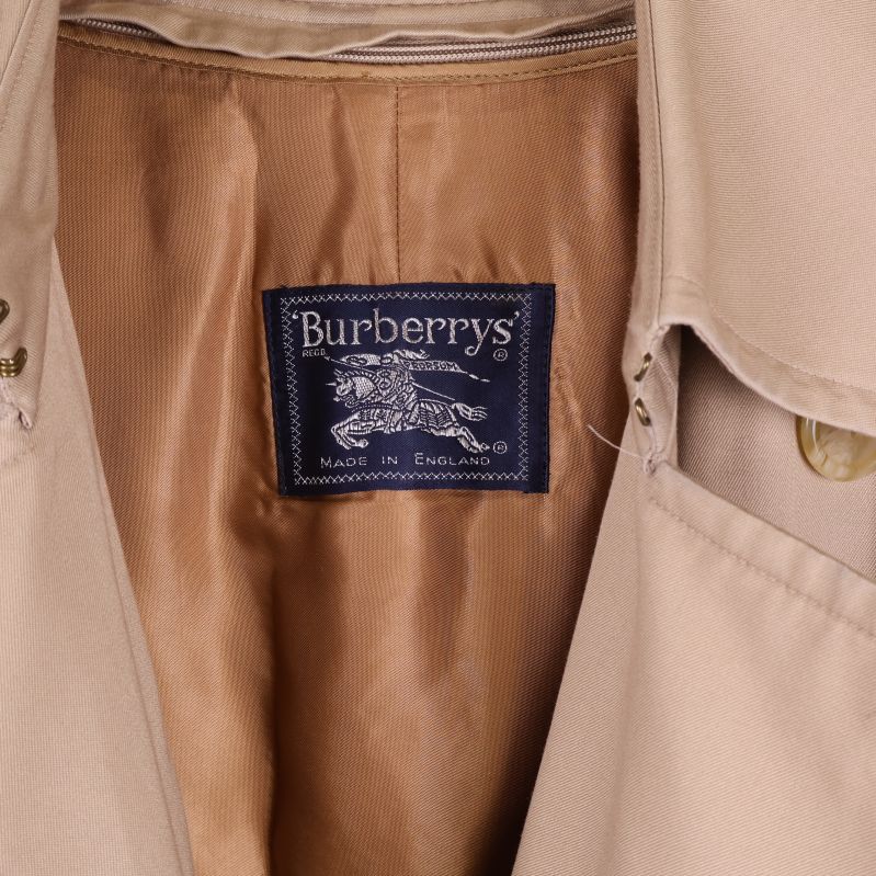 Närbild på Burberrys etikett i kappans insida