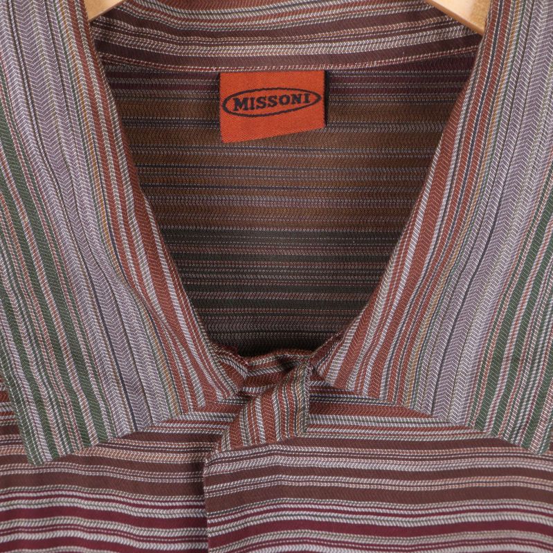 Närbild på Missoni-logga i kragen och randigt tyg