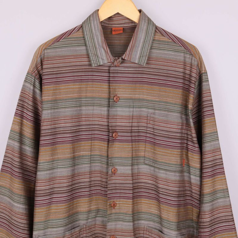 Framstycke av flerfärgad randig skjorta med bröstficka