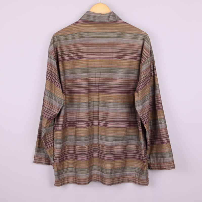 Baksidan av flerfärgad skjorta med randigt mönster