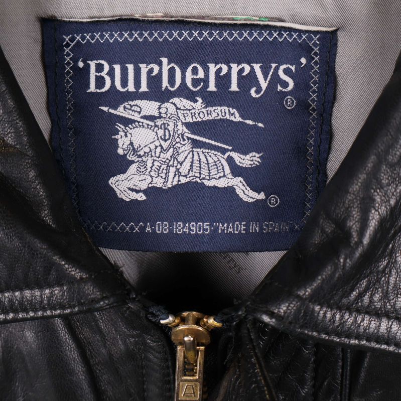 Närbild på Burberrys inneretikett och dragkedja