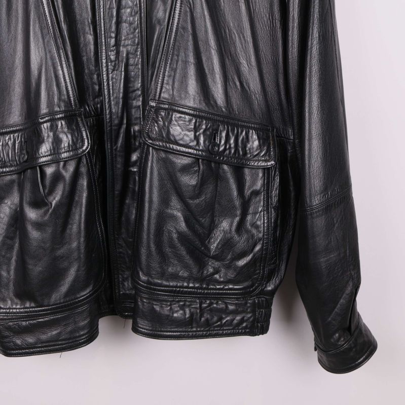 Närbild på nedre delen av skinnjackans fickor