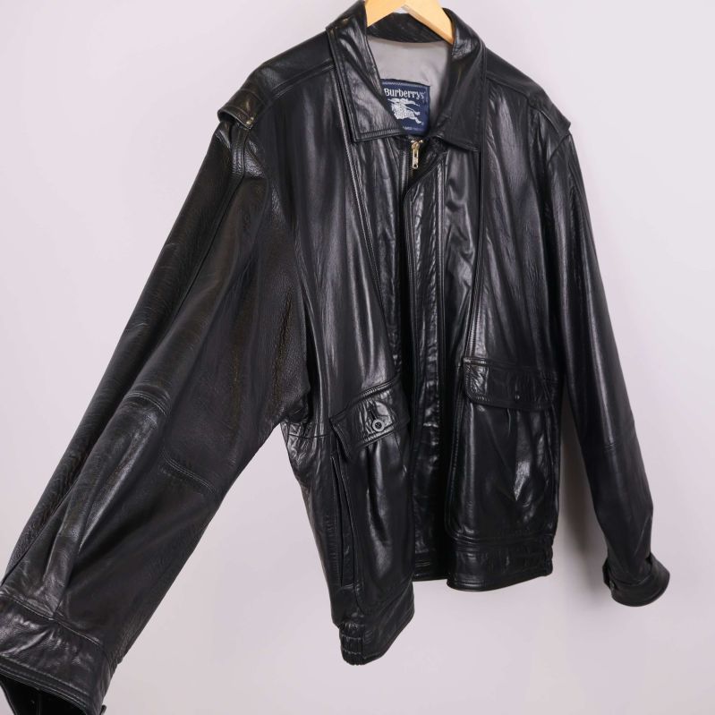 Svart skinnjacka i profil på galge