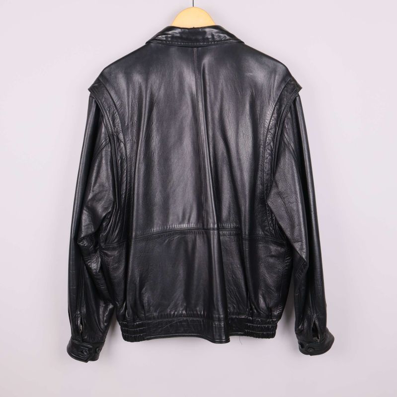 Baksidan av en svart skinnjacka