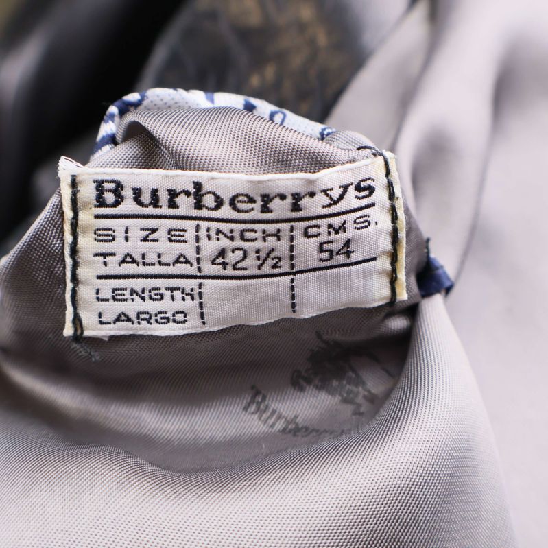 Storleksetikett i jackan med Burberrys logga