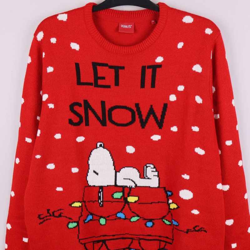 Närbild på snoopy och texten let it snow på framsidan av tröjan