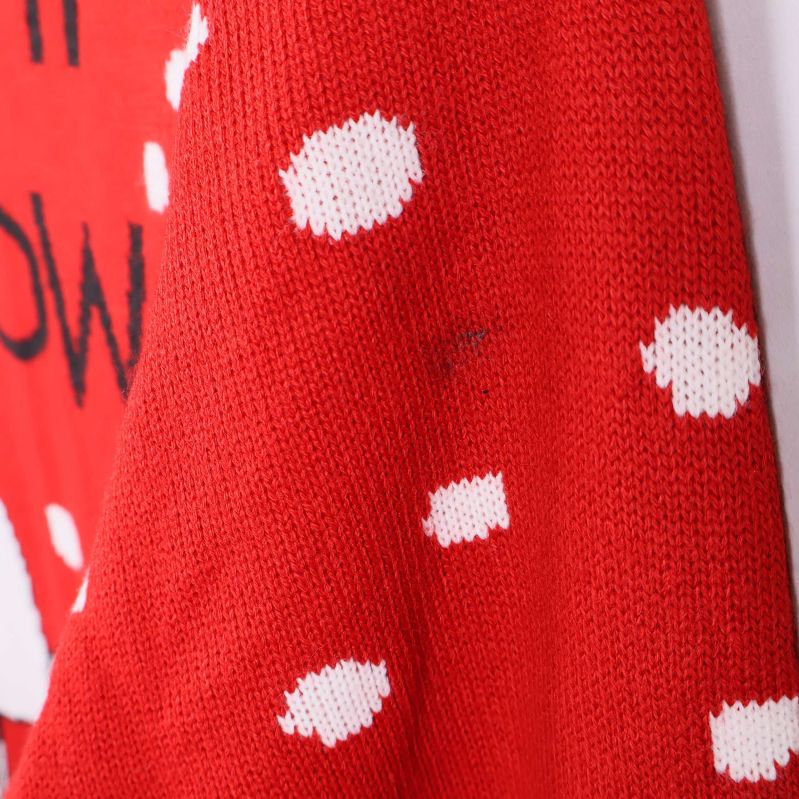 Närbild på sliten fläck på vänster ärm av tröjan