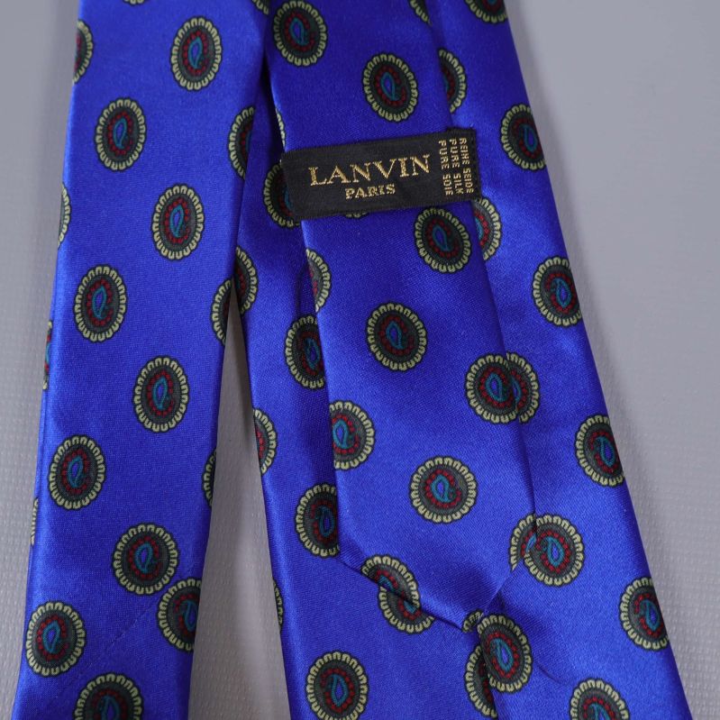 Närbild på Lanvin Paris-etikett på blå slips