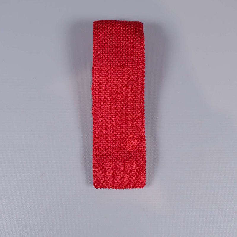 Röd stickad slips hopvikt med strukturerad yta